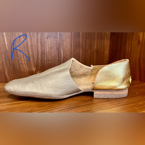 EUC Rare U-Dot Asymmetric Metallic Leather Slip-On Flats 7 Matte & Glossy Gold - Picture 7 of 16